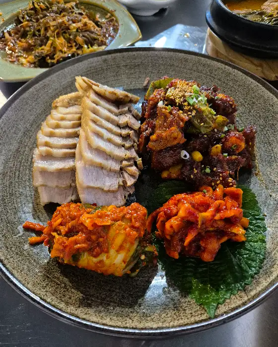족발, 보쌈, 김치의 먹음직스러운 조합