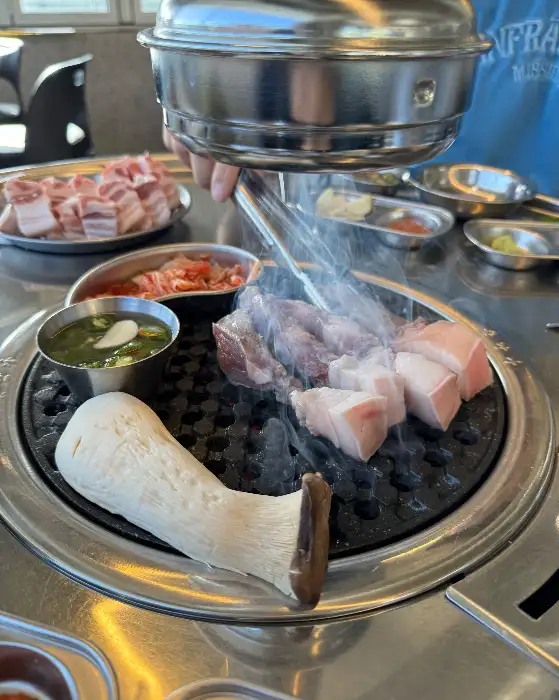 불판 위에서 지글지글 익어가는 오겹살