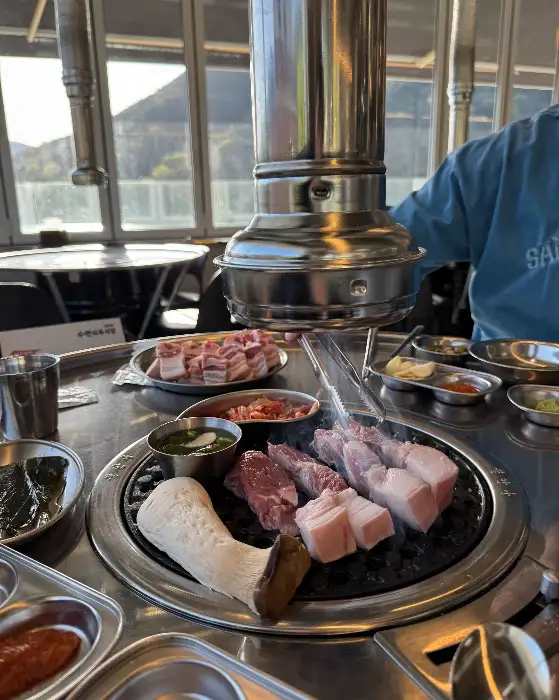 신선하고 질 좋은 오겹살의 모습