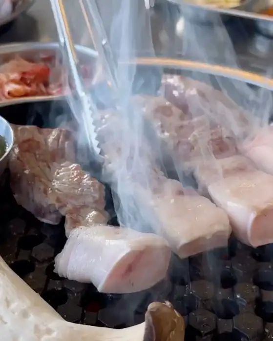 오겹살이 불판 위에서 맛있게 익어가는 모습