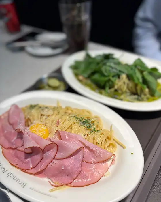크리미한 까르보나라 파스타와 곁들임 메뉴