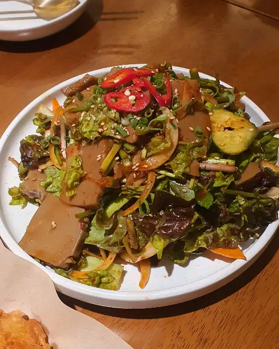 다채로운 야채와 함께 버무려진 비빔 막국수
