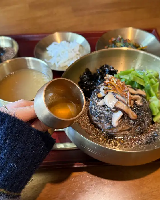 먹음직스러운 메밀치킨 한 조각