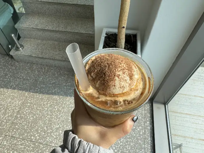 컵에 담긴 젤라또 위에 초콜릿 가루가 뿌려져 있다.