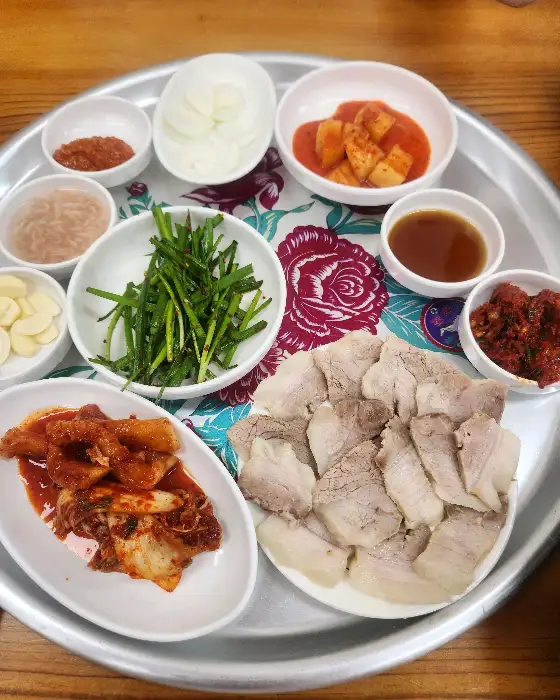 수육과 곁들임찬 사진