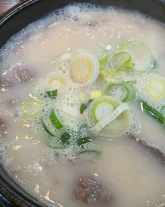 토종 순댓국 속 큼직한 고기 조각들