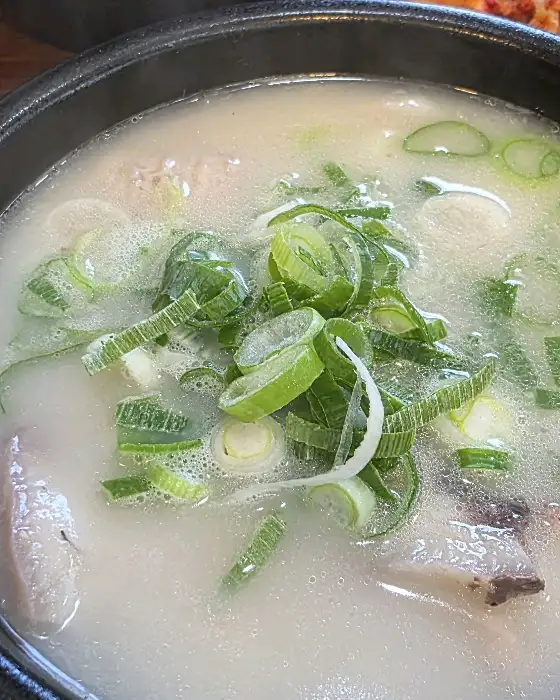얼큰 순댓국 위로 보이는 채소와 건더기