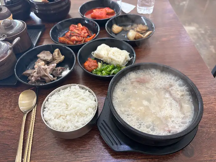 푸짐하게 차려진 순댓국 한 상차림