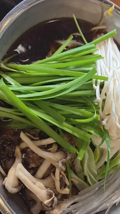 불고기 전골에 들어간 신선한 채소와 버섯, 그리고 육류