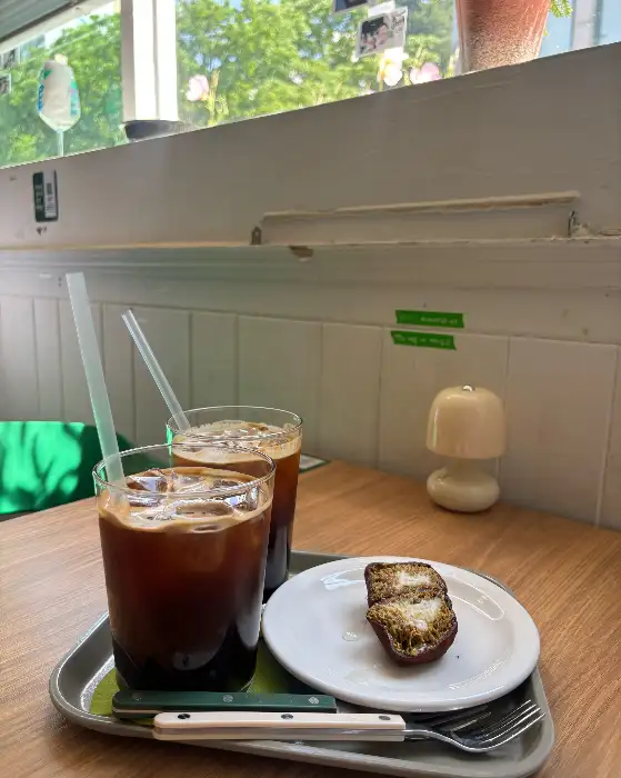 커피와 함께 나온 토스트