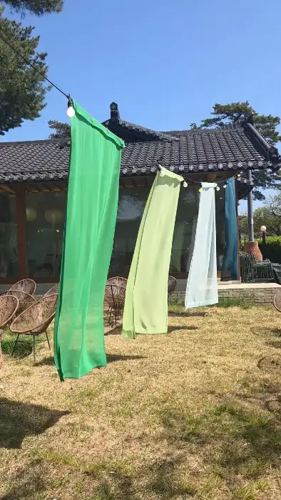 카페 설악산로 야외의 모습