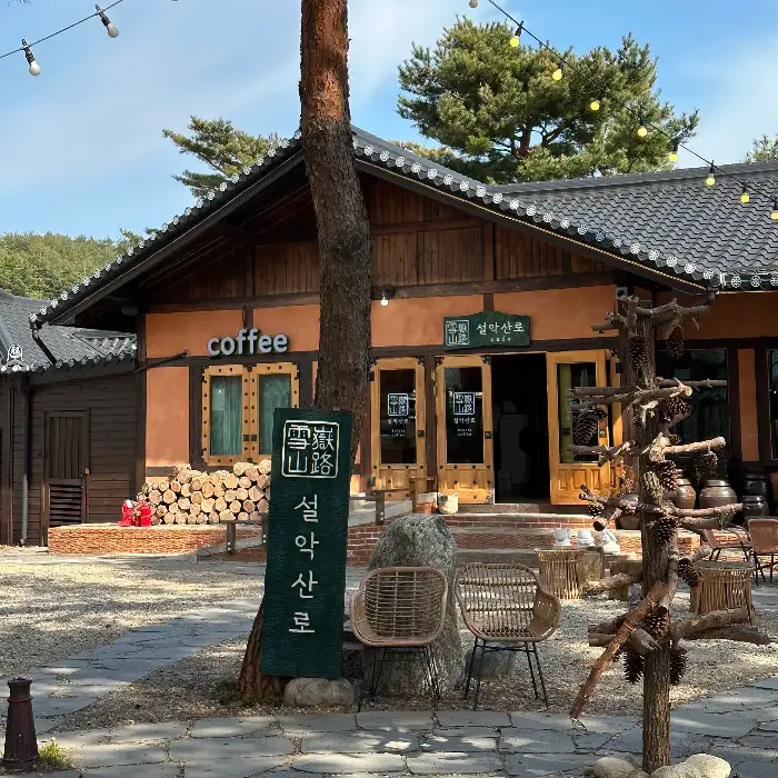 카페 입구와 간판