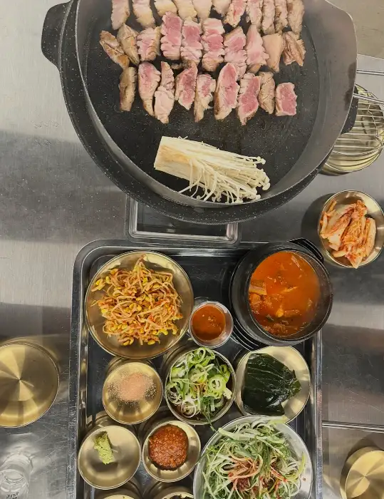직원이 고기를 굽는 모습