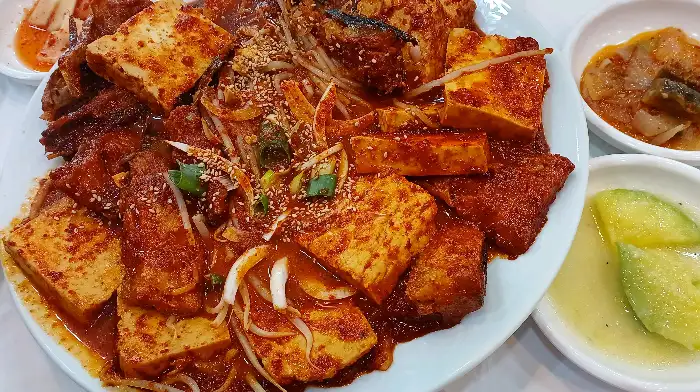 두부와 북어 조각