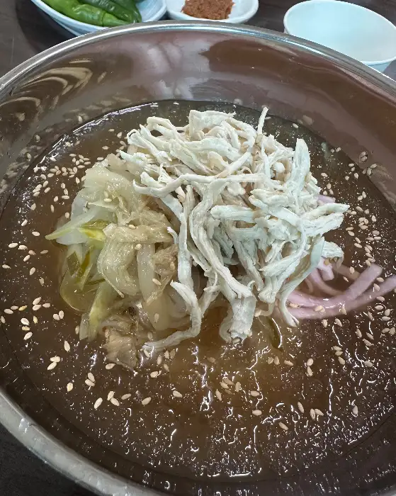 초계국수 국물과 고명