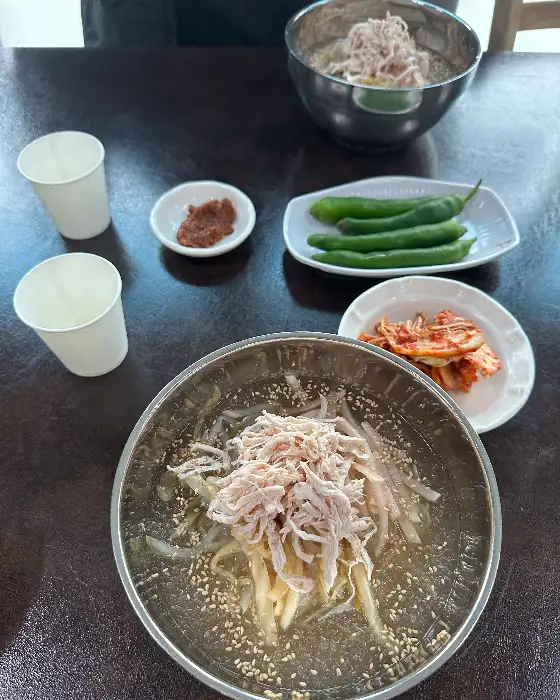 돈까스와 곁들임 메뉴