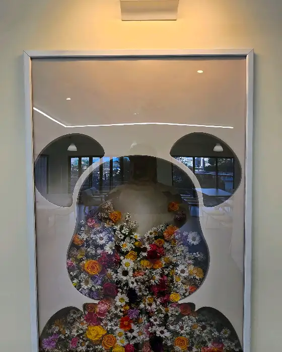 곰돌이 모양 액자에 담긴 꽃 그림