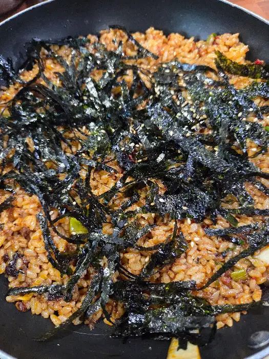 치즈 볶음밥 위에 김가루가 듬뿍 뿌려진 모습