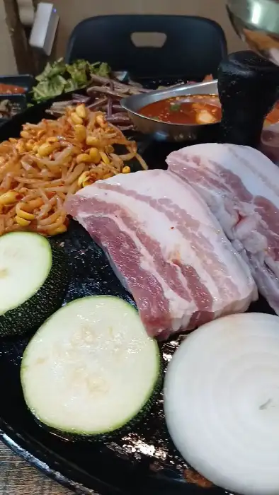 솥뚜껑에 구워지는 삼겹살