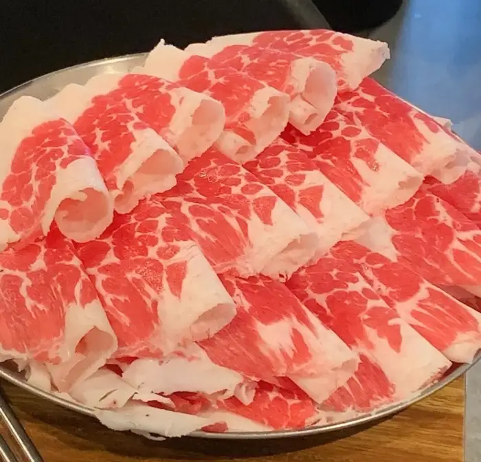 정갈하게 담긴 얇은 고기