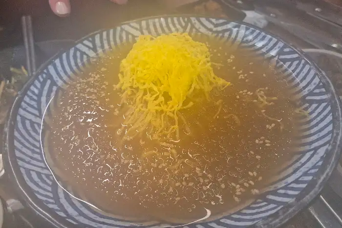 플레이팅된 밀면