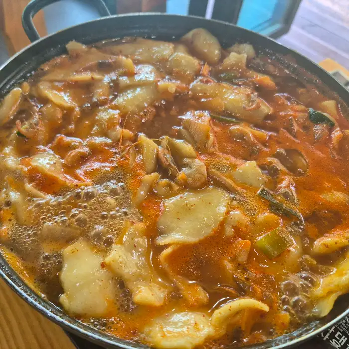 다양한 반찬이 담긴 모습