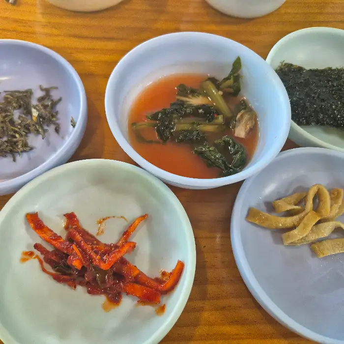 정갈하게 담긴 반찬들