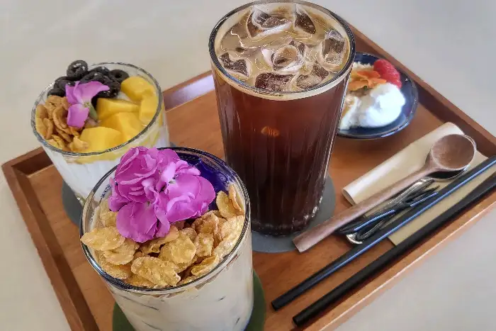 아이스 아메리카노와 독특한 비주얼의 음료