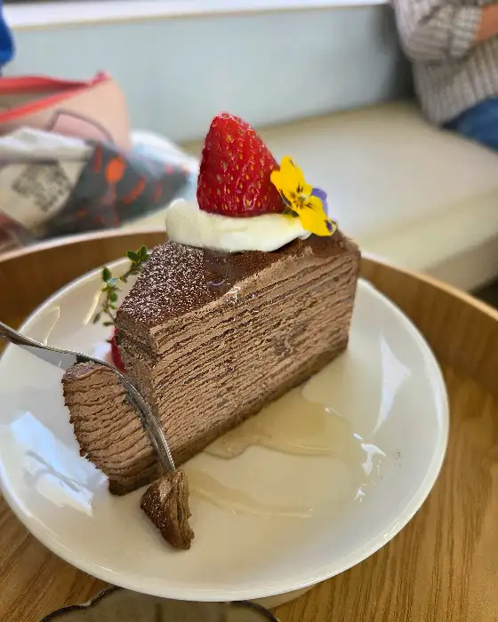초콜릿 크레이프 케이크 한 조각