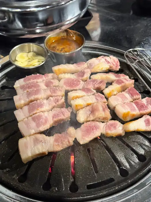 잘 구워진 삼겹살