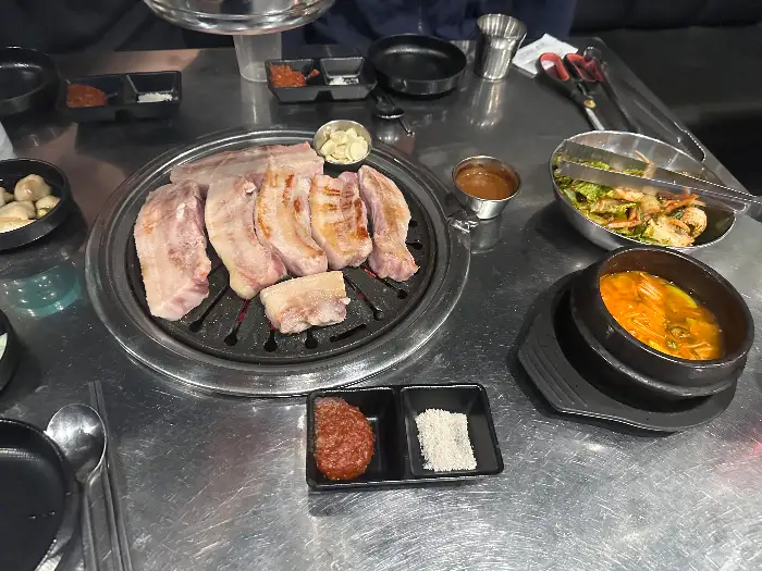 테이블에 차려진 푸짐한 한 상