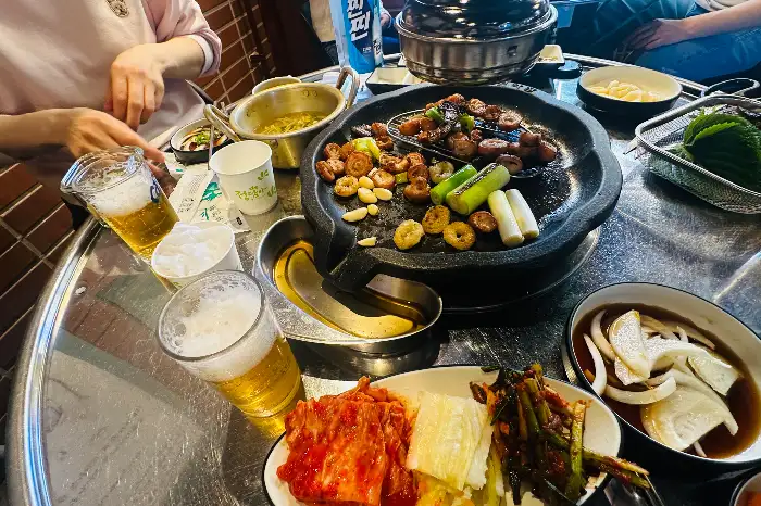 막창과 함께 나온 김치, 쌈 채소, 소스 등이 담긴 식탁 모습