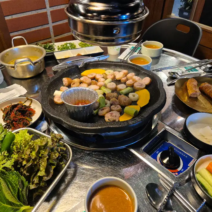 막창과 함께 나온 된장찌개와 밥, 그리고 쌈 채소