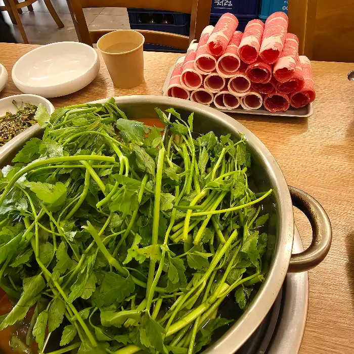 신선한 미나리 한 단