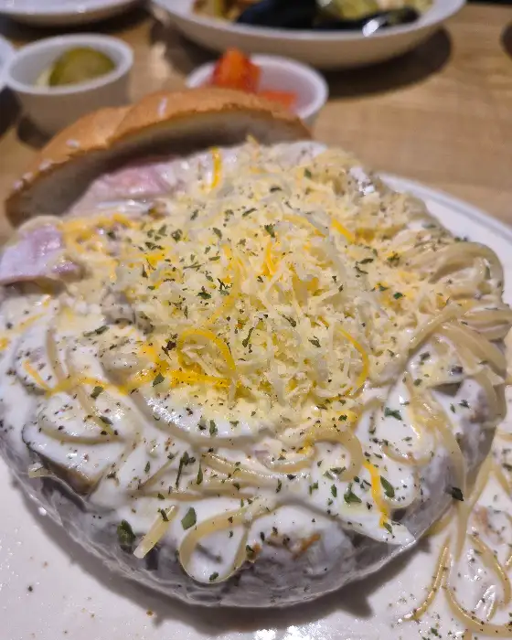 볶음밥과 샐러드
