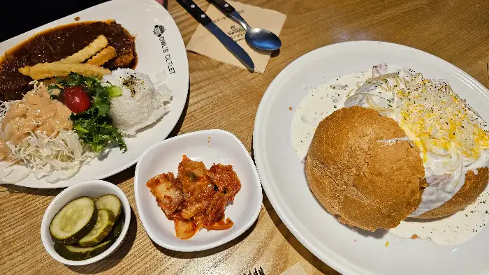 돈까스, 밥, 샐러드, 김치, 피클