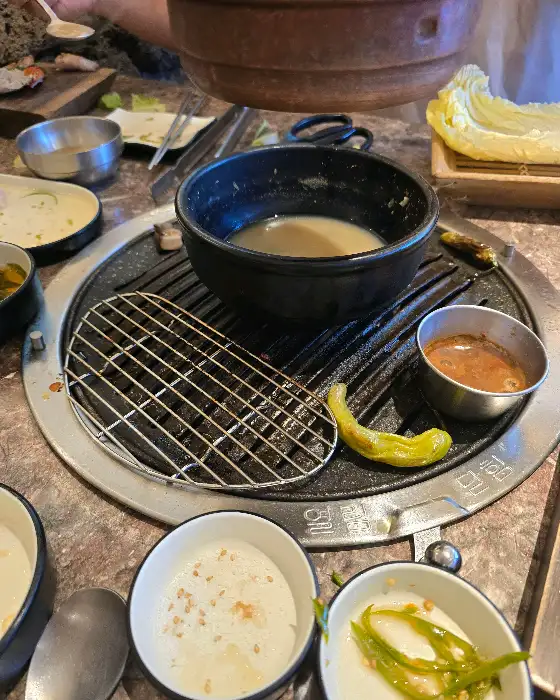 테이블 위에 준비된 멜젓과 쌈장