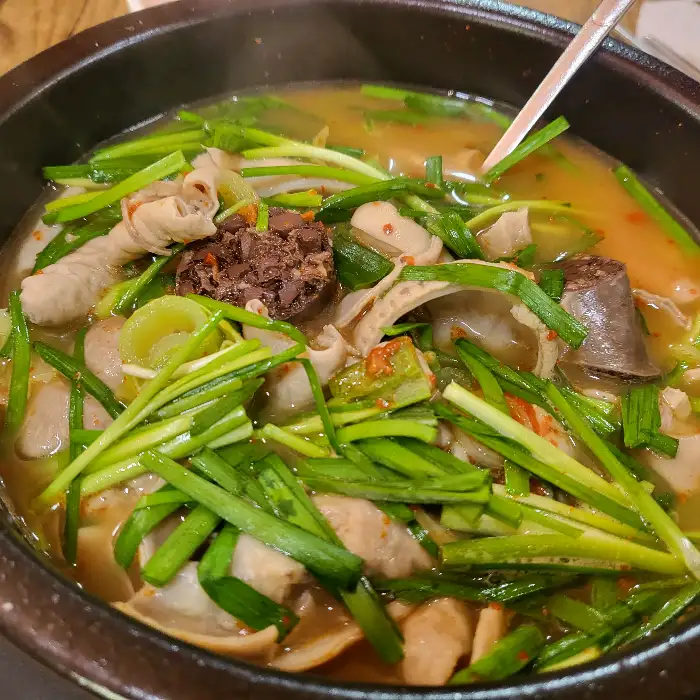 순댓국 속 다양한 내장과 순대
