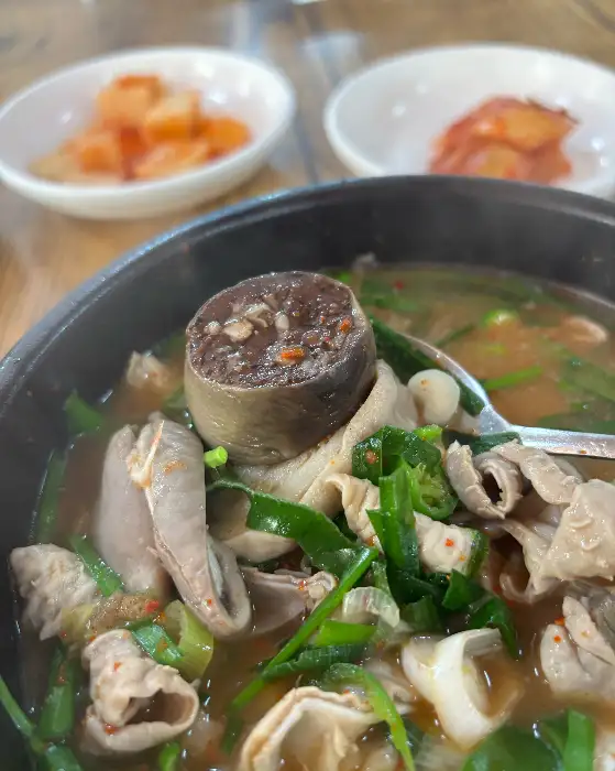 순댓국 속 큼직한 순대 한 조각