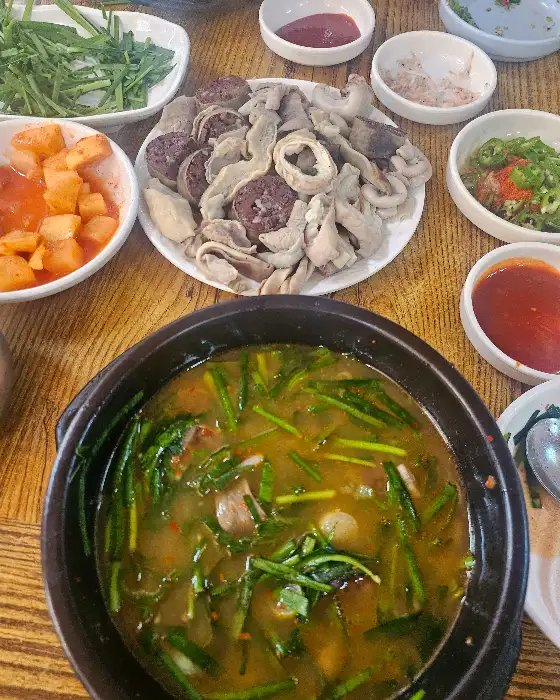 다양한 곁들임 반찬과 순댓국