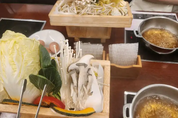 정갈하게 차려진 샤브샤브 재료
