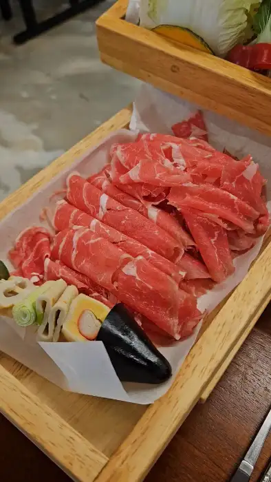 나무 트레이에 담긴 신선한 야채와 고기