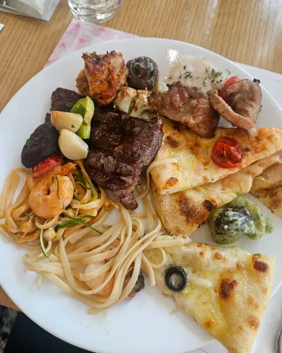 여러 종류의 고기 요리와 파스타, 새우 요리