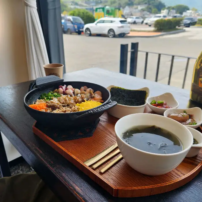 차돌해물솥밥과 밑반찬, 미역국