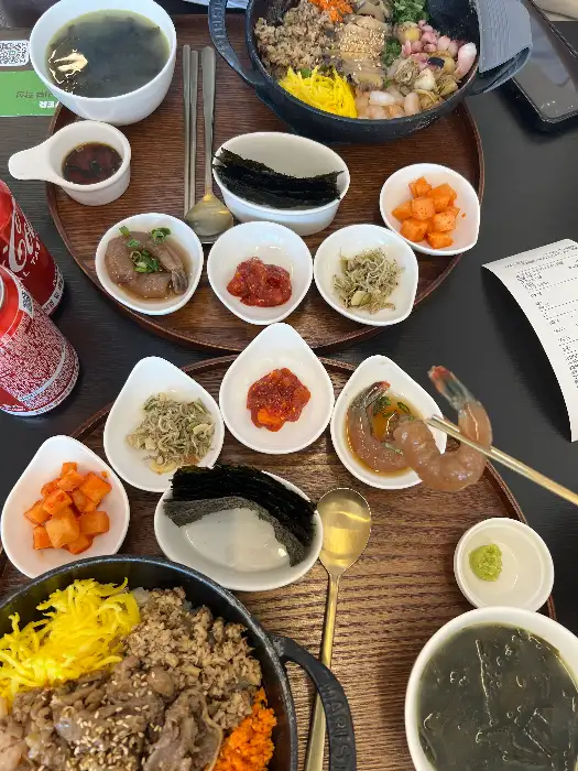차려진 솥밥 한상차림