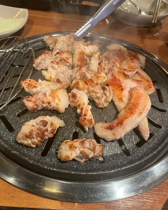 꽃삼겹이 불판 위에서 익어가고 있는 모습