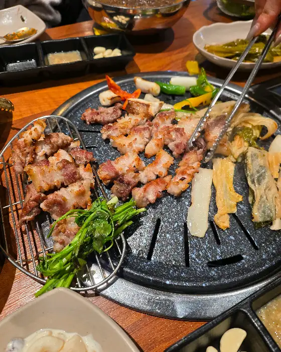 꽃삼겹과 함께 구워지는 야채와 곁들임 음식들