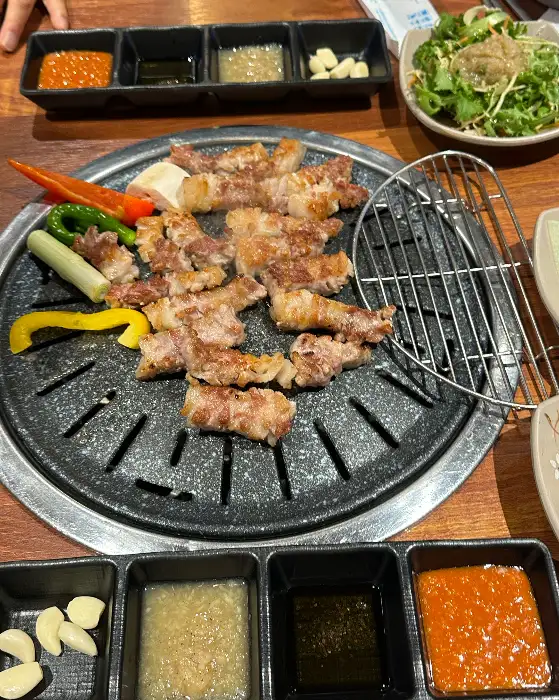 다양한 소스와 곁들임 반찬들