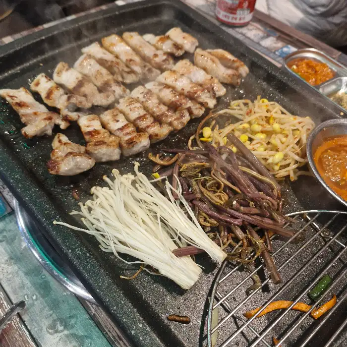 잘 익은 삼겹살과 곁들임 채소, 양념장