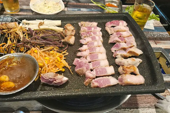 푸짐하게 차려진 고기와 곁들임 채소, 양념